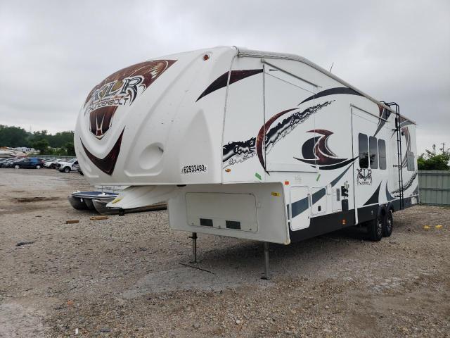 4X4FXLF25D5155792 - 2013 WILDWOOD 5TH WHEEL WHITE photo 2