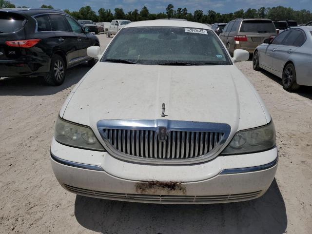 1LNHM81W34Y660156 - 2004 LINCOLN TOWN CAR EXECUTIVE WHITE photo 5