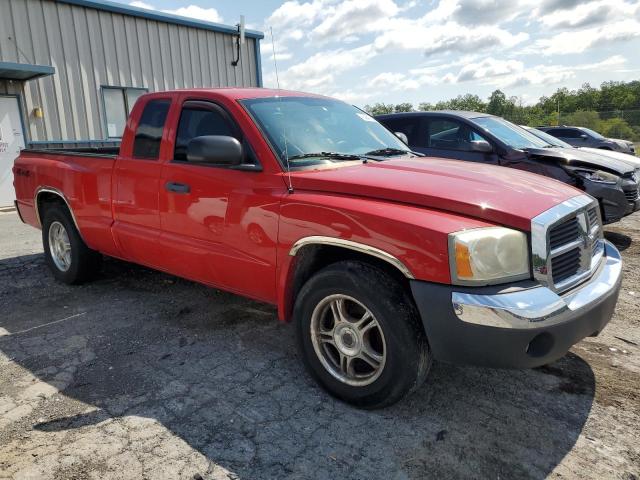 1D7HW42N85S177074 - 2005 DODGE DAKOTA SLT RED photo 4