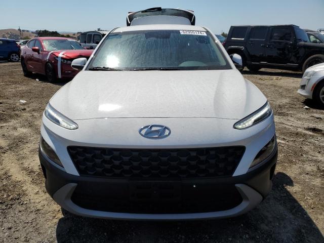 KM8K2CAB6PU063090 - 2023 HYUNDAI KONA SE WHITE photo 5