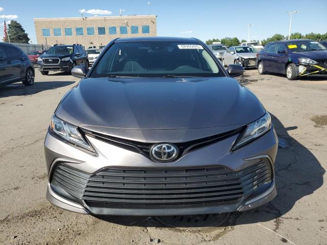 4T1C11AK5MU413543 - 2021 TOYOTA CAMRY LE 灰色 照片 5