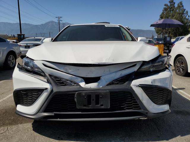 4T1G11AK4PU730090 - 2023 TOYOTA CAMRY SE NIGHT SHADE WHITE photo 5