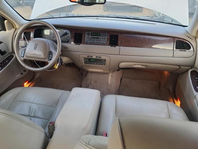 1LNHM81W22Y658492 - 2002 LINCOLN TOWN CAR EXECUTIVE TAN photo 8