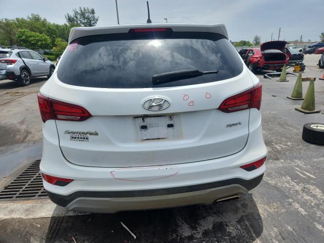 5NMZT3LB0JH102039 - 2018 HYUNDAI SANTA FE S WHITE photo 6
