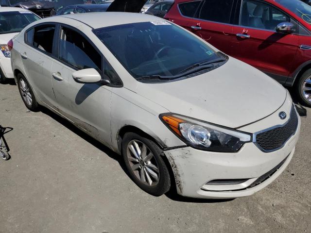 KNAFK4A63F5258262 - 2015 KIA FORTE LX WHITE photo 4