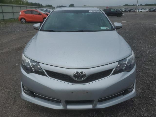 4T1BK1FK7EU543679 - 2014 TOYOTA CAMRY SE SILVER photo 5