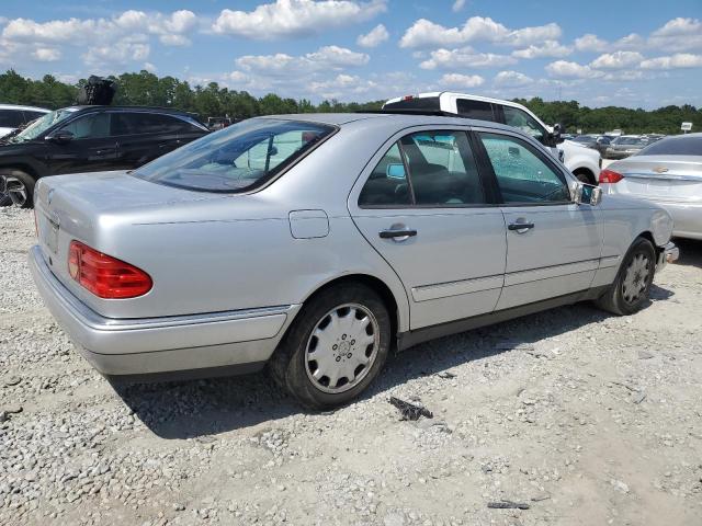 WDBJF65F9WA553685 - 1998 MERCEDES-BENZ E 320 SILVER photo 3