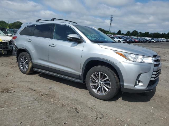 5TDJZRFH6KS568491 - 2019 TOYOTA HIGHLANDER SE 银色 照片 4