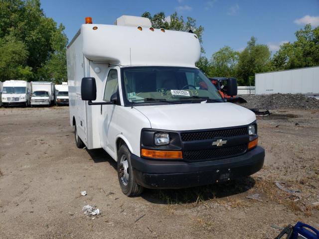 1GBJG31K081108386 - 2008 CHEVROLET EXPRESS G3 WHITE photo 4