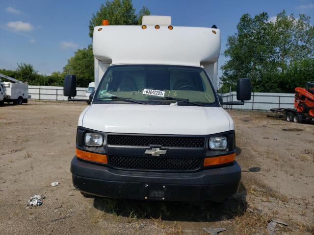 1GBJG31K081108386 - 2008 CHEVROLET EXPRESS G3 WHITE photo 5