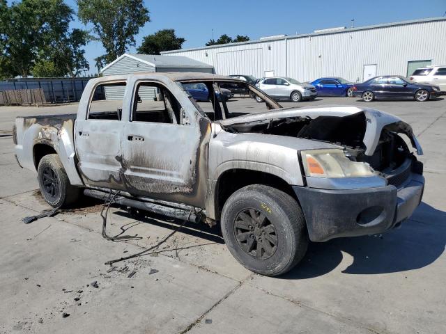 1Z7HC38N26S542939 - 2006 MITSUBISHI RAIDER DUROCROSS SILVER photo 4