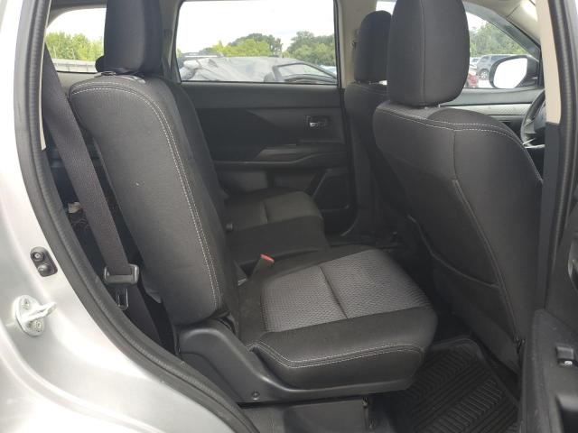 JA4AD2A38JZ012840 - 2018 MITSUBISHI OUTLANDER ES SILVER photo 11