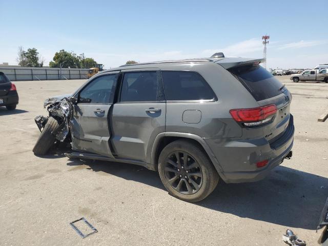 1C4RJFAG8LC197988 - 2020 JEEP GRAND CHEROKEE LAREDO GRAY photo 2