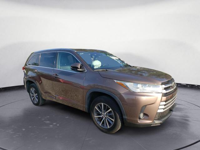 5TDKZRFHXJS280413 - 2018 TOYOTA HIGHLANDER SE GRAY photo 4