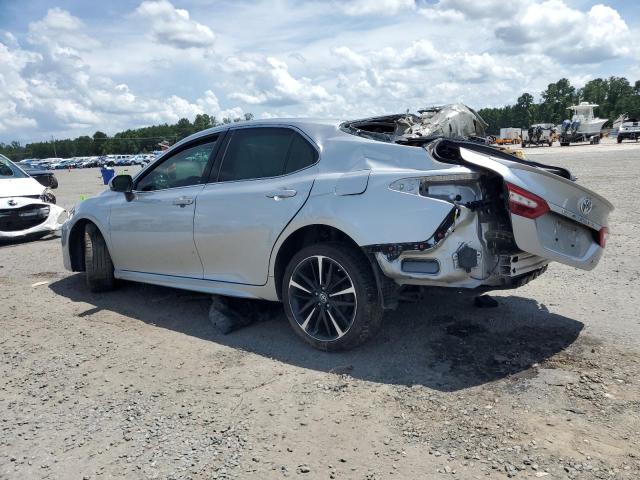 4T1B61HK3JU053171 - 2018 TOYOTA CAMRY XSE GRAY photo 2