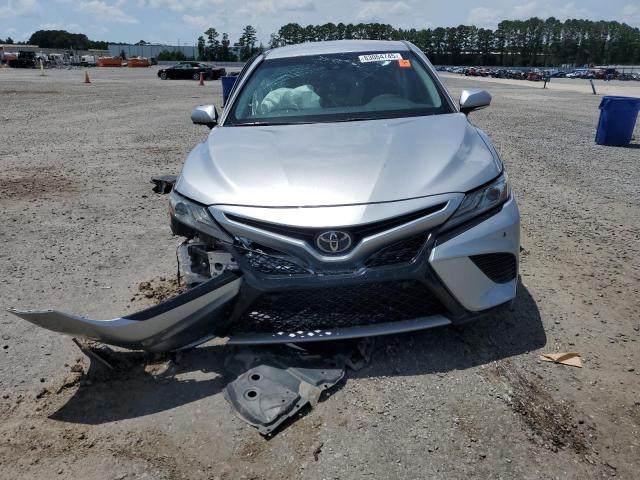 4T1B61HK3JU053171 - 2018 TOYOTA CAMRY XSE GRAY photo 5