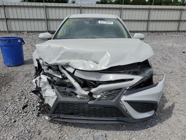 4T1G11AK5NU037977 - 2022 TOYOTA CAMRY SE SILVER photo 5