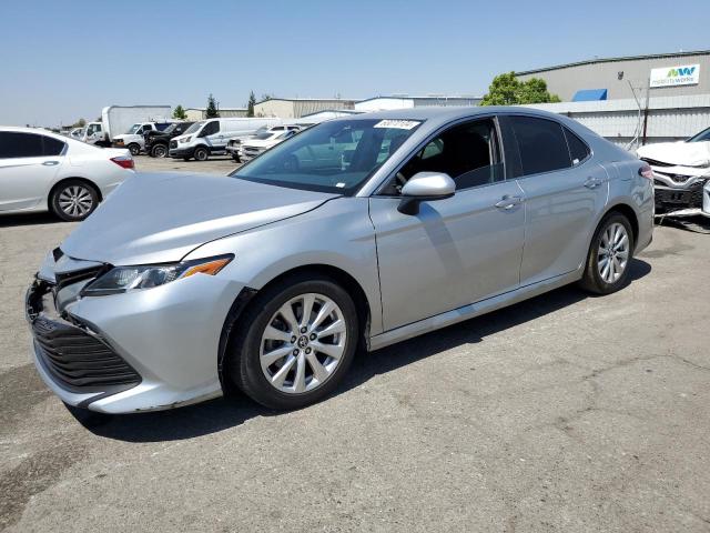 4T1B11HKXJU510637 - 2018 TOYOTA CAMRY L SILVER photo 1