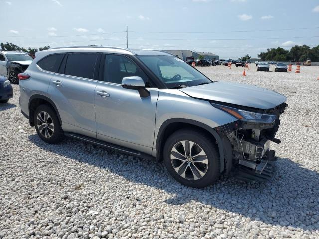 5TDGZRBH3LS519444 - 2020 TOYOTA HIGHLANDER XLE SILVER photo 4