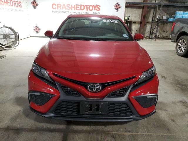 4T1G11AK9RU210082 - 2024 TOYOTA CAMRY SE NIGHT SHADE RED photo 5