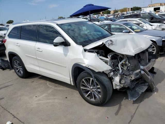 5TDJZRFH8JS538679 - 2018 TOYOTA HIGHLANDER SE WHITE photo 4