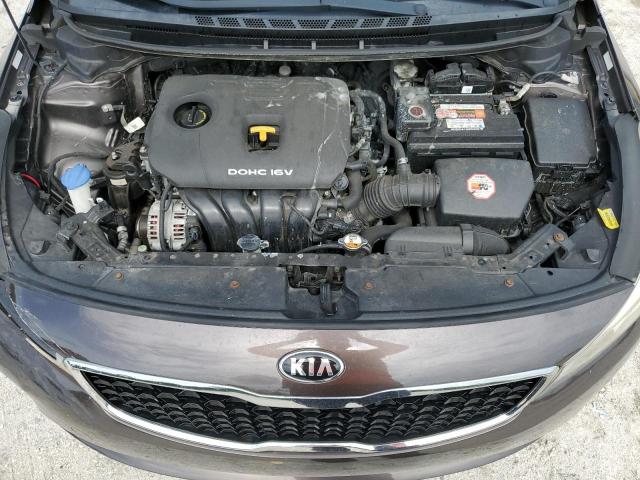 3KPFK4A72JE167542 - 2018 KIA FORTE LX BROWN photo 11