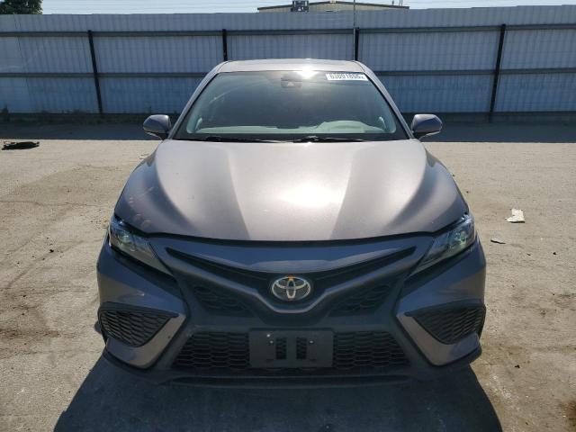 4T1T11AK2PU795700 - 2023 TOYOTA CAMRY SE NIGHT SHADE GRAY photo 5