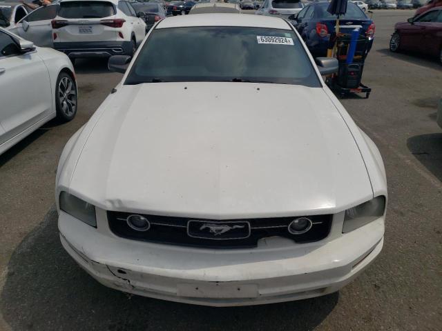 1ZVFT80N175363199 - 2007 FORD MUSTANG WHITE photo 5