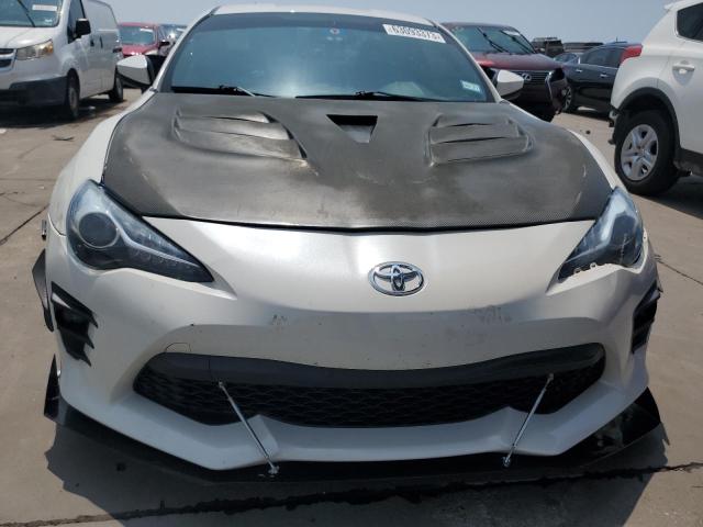 JF1ZNAA12H8710302 - 2017 TOYOTA 86 BASE WHITE photo 5