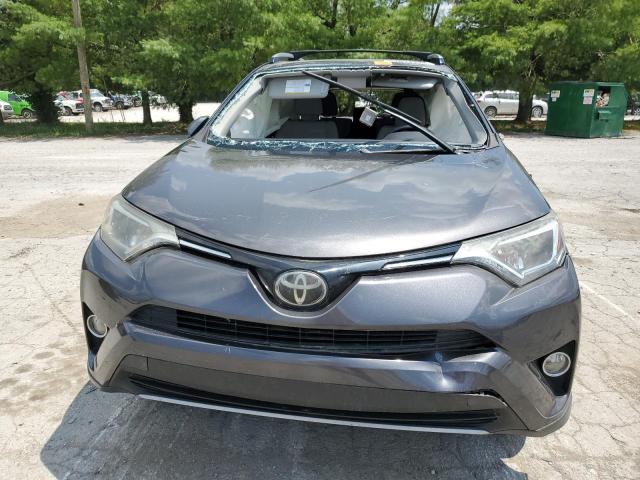 JTMWFREV1HJ118601 - 2017 TOYOTA RAV4 XLE GRAY photo 5