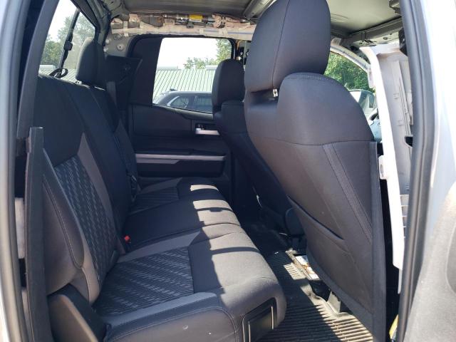 5TFUY5F1XJX750991 - 2018 TOYOTA TUNDRA DOUBLE CAB SR/SR5 SILVER photo 10