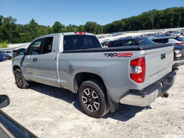 5TFUY5F1XJX750991 - 2018 TOYOTA TUNDRA DOUBLE CAB SR/SR5 SILVER photo 2