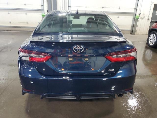 4T1G11AKXMU613268 - 2021 TOYOTA CAMRY SE BLUE photo 6