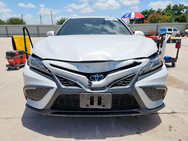 4T1G11AK3RU211390 - 2024 TOYOTA CAMRY SE NIGHT SHADE WHITE photo 5