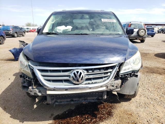 2C4RVABG9DR725391 - 2013 VOLKSWAGEN ROUTAN SE BLUE photo 5