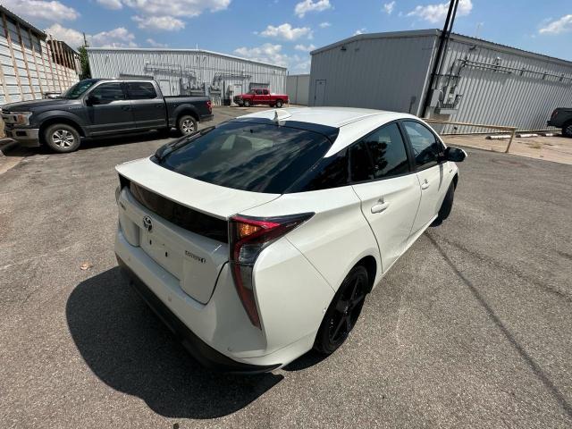 JTDKARFU6J3063494 - 2018 TOYOTA PRIUS WHITE photo 4