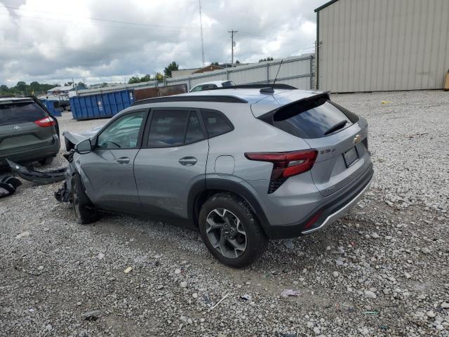 KL77LHE26RC044141 - 2024 CHEVROLET TRAX 1LT SILVER photo 2