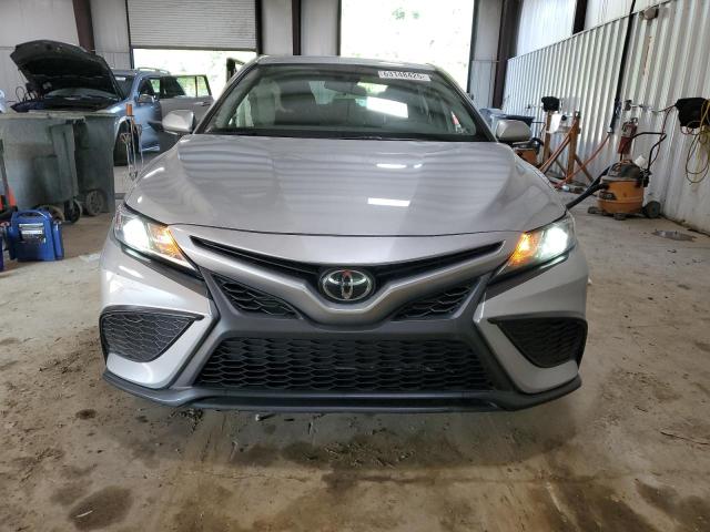 4T1G11BK7RU113302 - 2024 TOYOTA CAMRY SE NIGHT SHADE SILVER photo 5