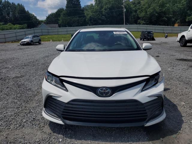 4T1C11AK6PU722927 - 2023 TOYOTA CAMRY LE WHITE photo 5