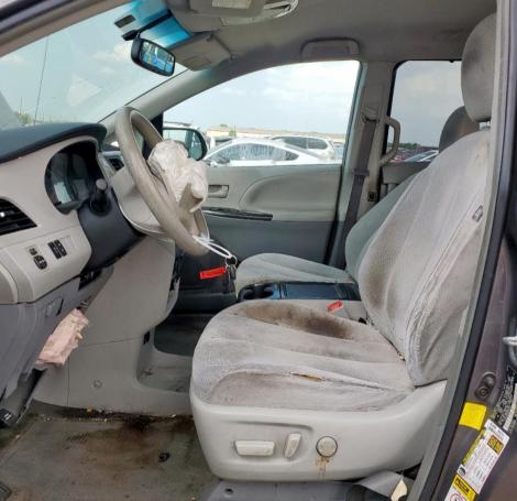 5TDKK3DC5DS351370 - 2013 TOYOTA SIENNA LE GRAY photo 7