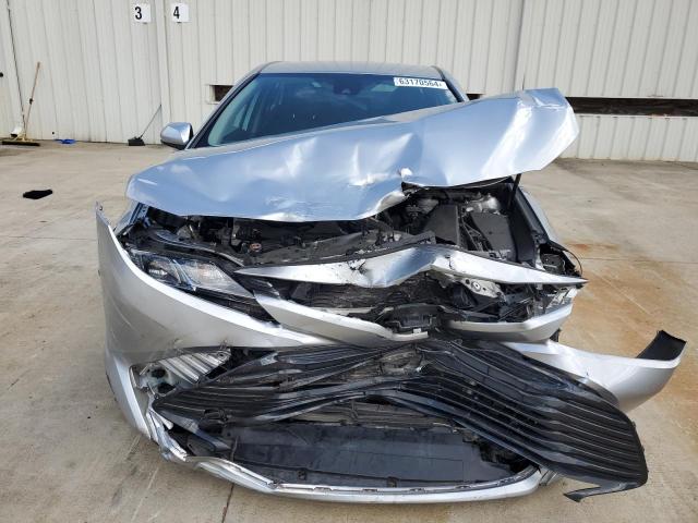 4T1C11AK7LU909281 - 2020 TOYOTA CAMRY LE SILVER photo 5