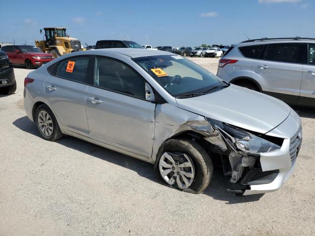 3KPC24A36JE025632 - 2018 HYUNDAI ACCENT SE SILVER photo 4