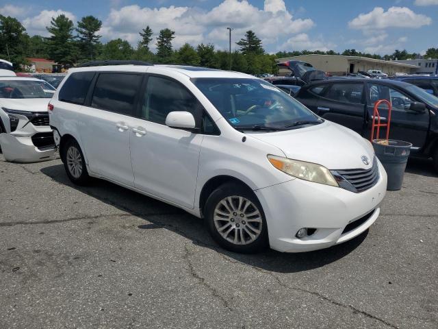5TDYK3DC9BS012876 - 2011 TOYOTA SIENNA XLE 白色 照片 4