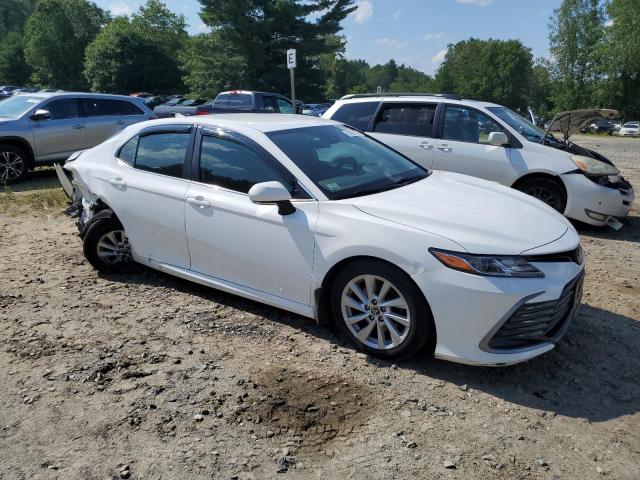 4T1C11BK7NU067236 - 2022 TOYOTA CAMRY LE WHITE photo 4