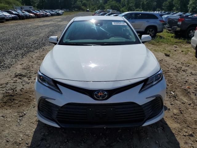 4T1C11BK7NU067236 - 2022 TOYOTA CAMRY LE WHITE photo 5