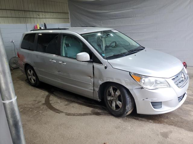 2V4RW3DG8BR621855 - 2011 VOLKSWAGEN ROUTAN SE SILVER photo 4