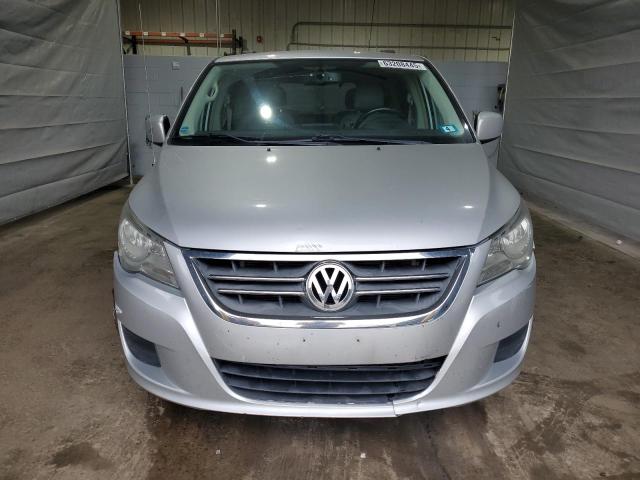 2V4RW3DG8BR621855 - 2011 VOLKSWAGEN ROUTAN SE SILVER photo 5