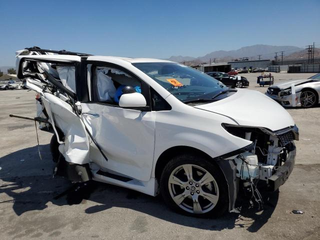 5TDXZ3DC3JS923324 - 2018 TOYOTA SIENNA SE WHITE photo 4