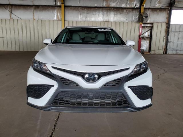 4T1G11AK6PU730558 - 2023 TOYOTA CAMRY SE NIGHT SHADE WHITE photo 5