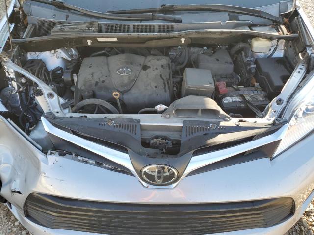 5TDKZ3DC0JS914977 - 2018 TOYOTA SIENNA LE 银色 照片 12
